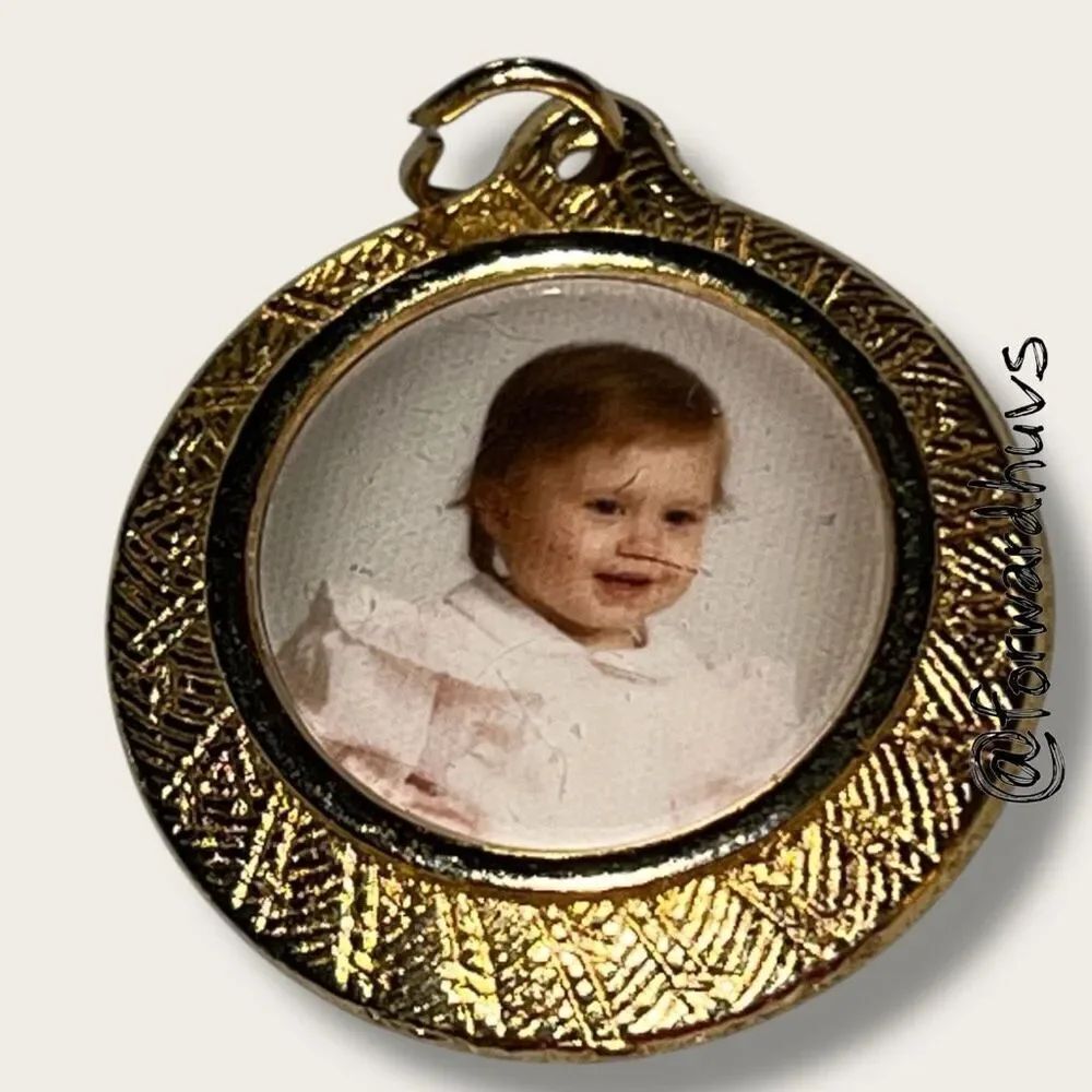 Bundle Sale 3 for $15 | 1970s Vintage Circular Locket – Gold Tone